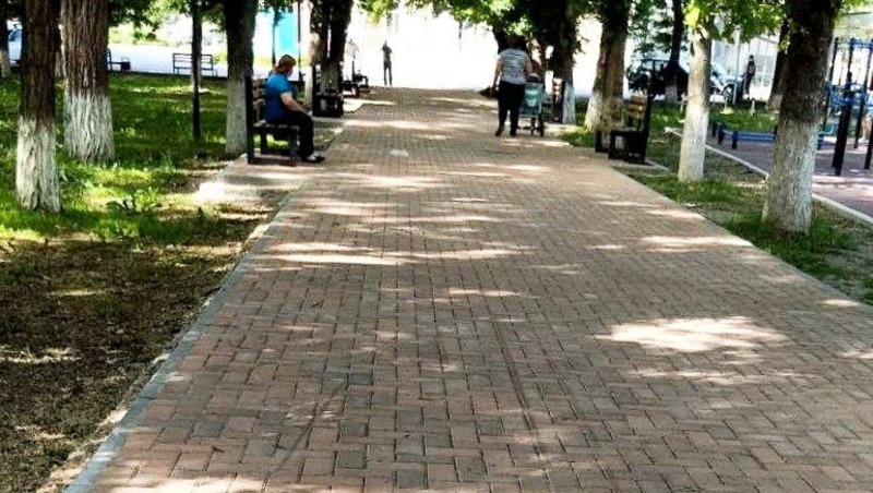 Ремонт тротуаров центрального парка завершается в станице Александрийской