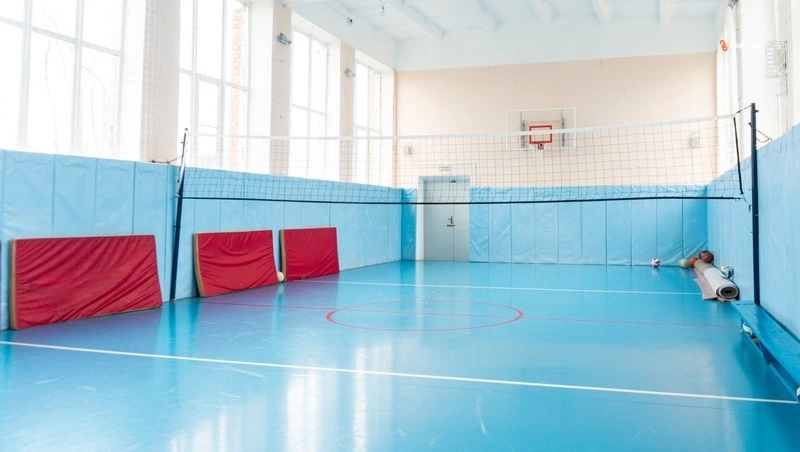 Спортзал ремонтируют в школе посёлка Нижнезольского