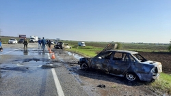 Два автомобиля сгорели в результате тройной аварии в Георгиевске