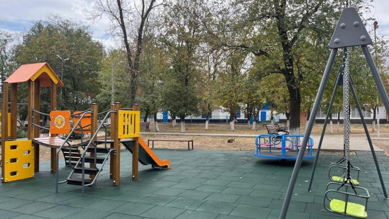 Детскую площадку построили в посёлке Георгиевского округа