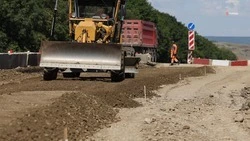 Новый асфальт укладывают на трёх участках Бештаугорского шоссе