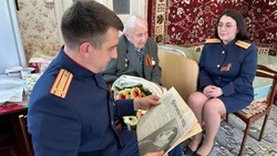 Следователи поздравили ветерана ВОВ с Днём Победы в Георгиевске