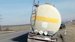 Застрявший на обочине возле станицы Незлобной бензовоз пытаются вытащить третьи сутки