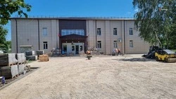 В селе Новозаведенном укладывают брусчатку перед обновлённым ДК