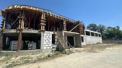В новом культурном центре на Ставрополье укладывают полы и стены