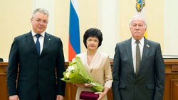Губернатор Владимиров вручил награду учителю из Георгиевска